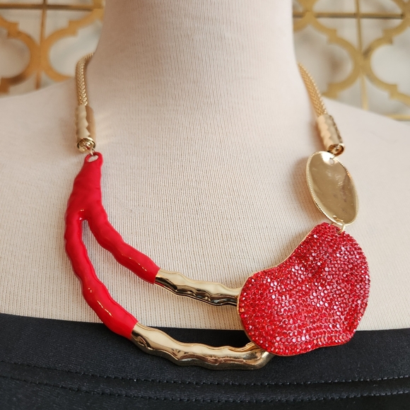✨️ Elegant Red and Gold Necklace with Earrings Set ✨️ - Picture 12 of 15